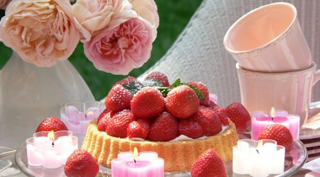Das Auge isst mit: Erdbeeren & Kerzen – eine wunderbare (Deko-) Liaison