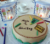 Fröhlich-bunte Kerzen-Arrangements für „den großen Tag der Kleinen“: Der 1. Schultag Fröhlich-bunte Kerzen-Arrangements für „den großen Tag der Kleinen“: Der 1. Schultag