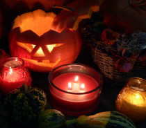 „Schaurig-schöne“ Kerzen-Dekorationen für Halloween